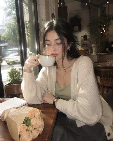 Profile / Avatar - Nostalgic Early-2000s Cafe Snapshot