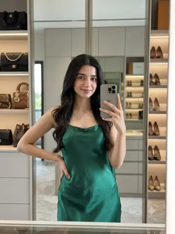 E-commerce Main Image - Luxury Mirror Selfie Portrait